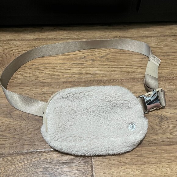 Lululemon Off White Tan Fuzzy Fanny Pack Waist Everywhere Fleece Belt Bag - Picture 1 of 4